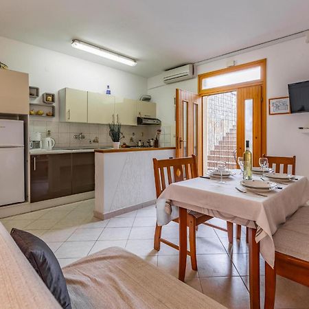 2 Bedroom Stunning Apartment In Rovinj Exterior foto