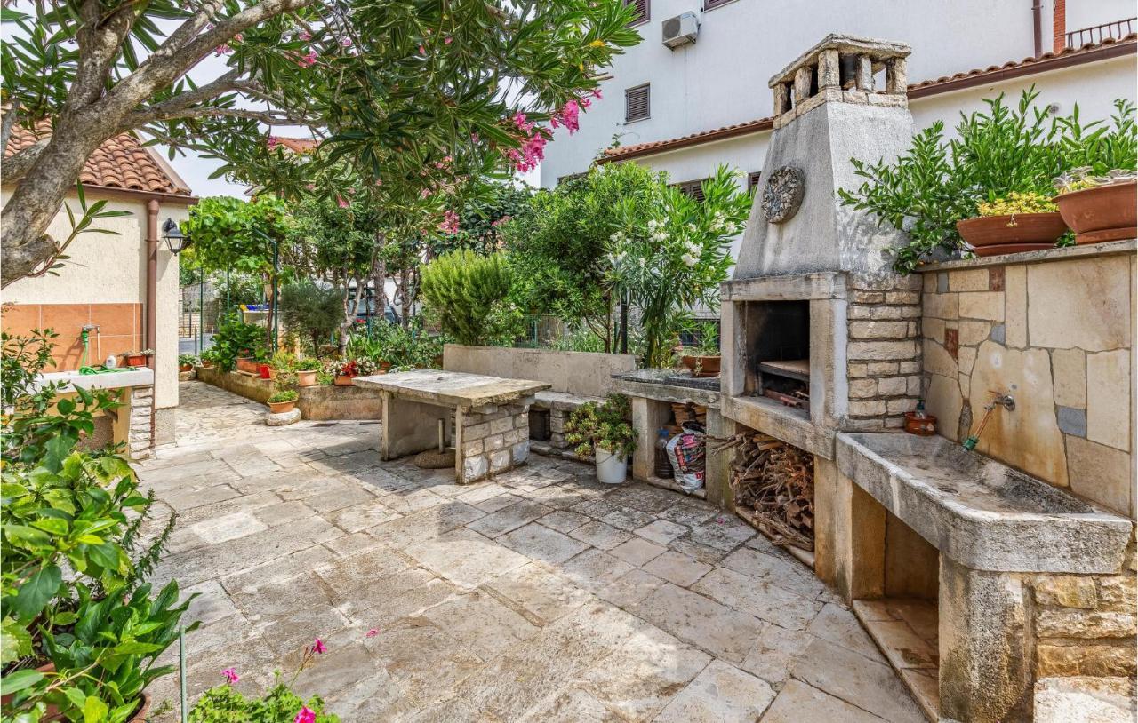 2 Bedroom Stunning Apartment In Rovinj Exterior foto