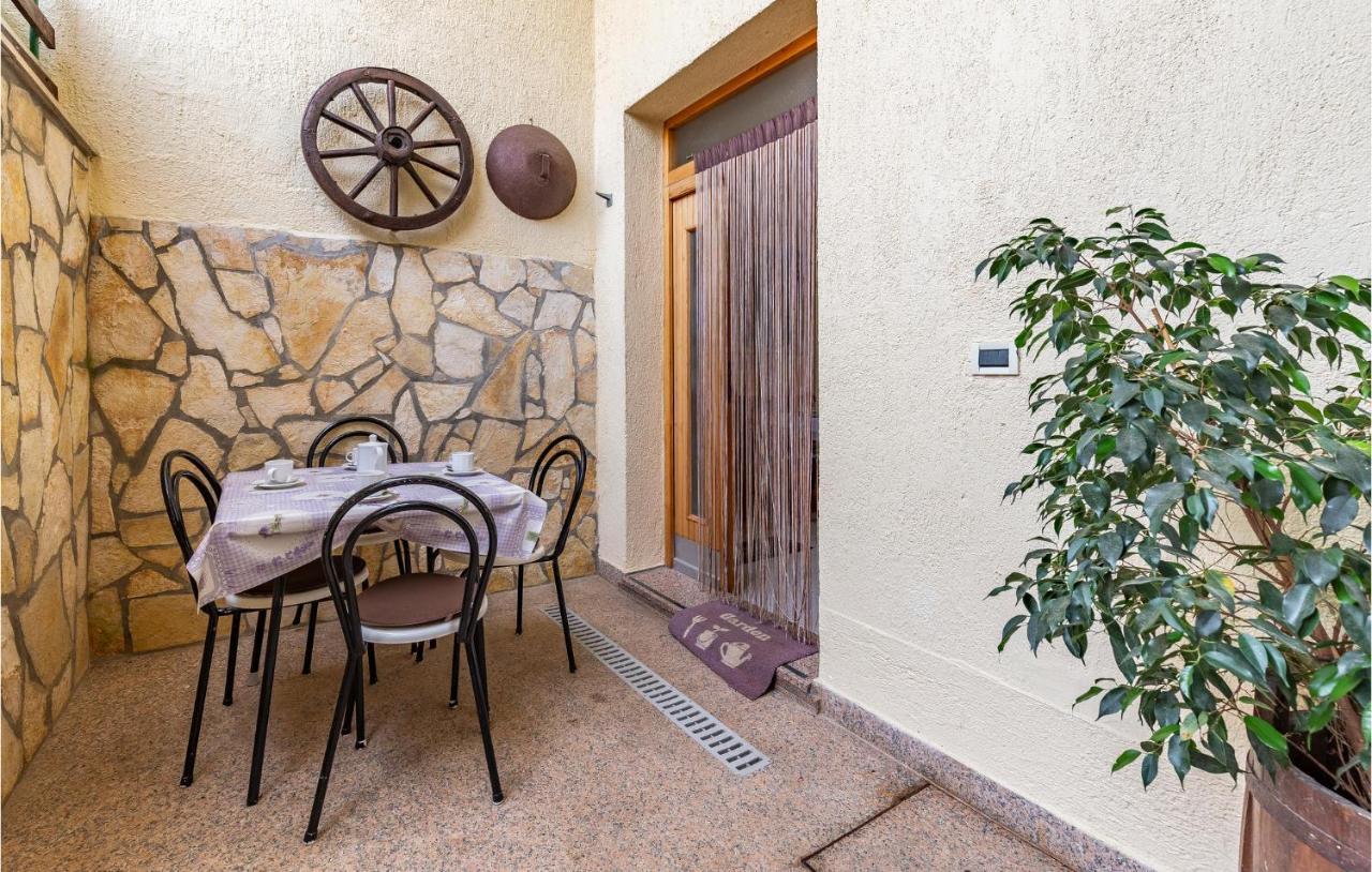 2 Bedroom Stunning Apartment In Rovinj Exterior foto