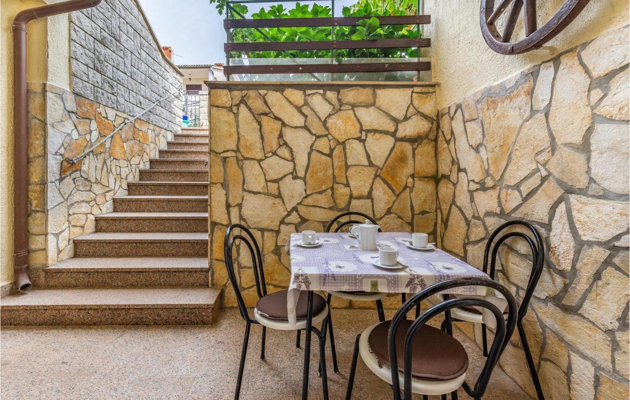 2 Bedroom Stunning Apartment In Rovinj Exterior foto